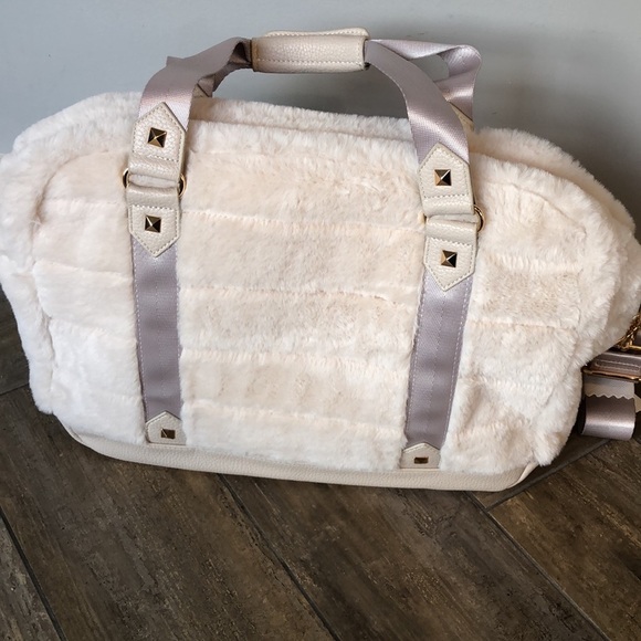 ✨FLASH SALE✨ Cynthia Rowley Cream Faux Fur Tote & Knit Hat Gift Set NWT - Picture 6 of 10